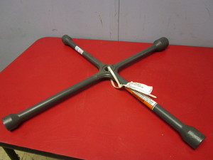 lot 746 image: HEAVY DUTY WRENCH LUG