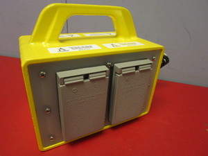 lot 783 image: AKRON 4 OUTLET JUNCTION BOX 125 V, 20 AMP