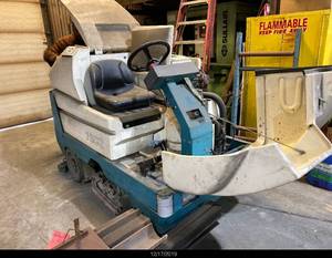 Tennant 7300 Rider Floor Scrubber (missing charger)