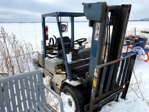 Komatsu Forklift FG-25T-11 (needs motor, forks missing)
