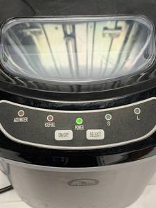 lot 3 image: Igloo Ice Machine  Maker