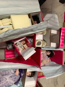 lot 46 image: Vintage Porcelain 14 Doll Collection (Book value over $1800)