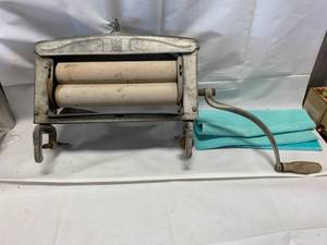 lot 53 image: Antique Lovell Clothes Wringer