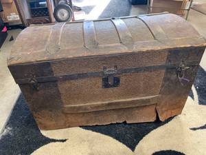 lot 61 image: Antique Trunk 32 x 17 x 18 Tall