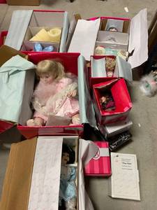 lot 85 image: Lot of 13 Vintage Marie Osmond Porcelain Dolls (Book value $978)