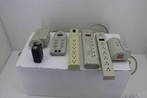 lot 40 image: Box of misc Power Splitters