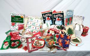 lot 44 image: Lot of Vintage Christmas Items