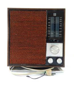 lot 38 image: Vintage RCA Solid State AM FM Radio
