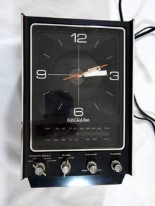 lot 39 image: Vintage Brown and Bigelow Digital High Time Ceiling Clock Radio