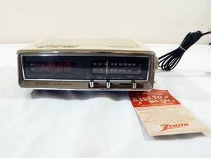 lot 40 image: Vintage Zenith R451 Electronic Digital Clock Radio