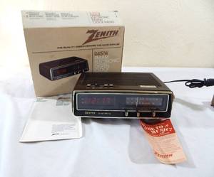lot 41 image: Vintage Zenith R451W Electronic Digital Clock Radio