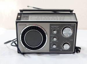 lot 42 image: Vintage Zenith R84 Portable Radio