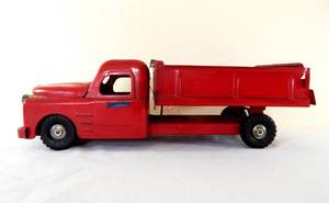 lot 44 image: Vintage 1940s -1950s Structo Toys Steel Dump Truck