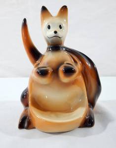 lot 66 image: Vintage 1956 Fine Ent. Inc. Ceramic Kangaroo Ashtray and Pipe Holder