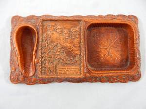 lot 68 image: Vintage Mount Rushmore Black Hills South Dakota Pipe Holder Ash Tray Tobacco Container