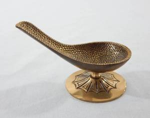 lot 73 image: Vintage Brass Pipe Holder
