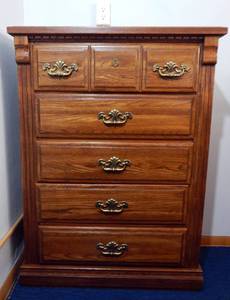 lot 86 image: Vintage 5 Drawer Dresser