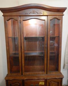 lot 84 image: Vintage Lighted China Hutch Cabinet