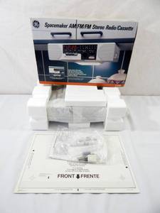lot 107 image: Vintage New Open Box GE Spacemaker Under Cabinet AM FM Stereo and Cassette Radio