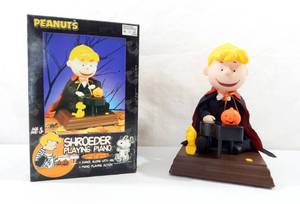 lot 187 image: Vintage 1998 Peanuts Shroeder Playing the Piano Musical Figure