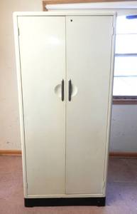 lot 94 image: Vintage Mid Century Artcrest Metal Storage Cabinet