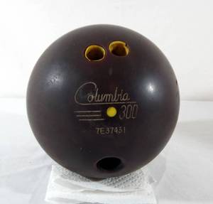 lot 56 image: Vintage Columbia Yellow Dot Bowling Ball
