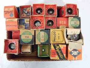 lot 65 image: Lot of Vintage Vacuum Tubes - Over 20 Large Tubes