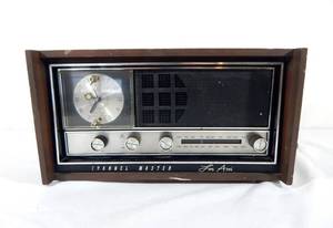 lot 81 image: Vintage 1960s Channel Master AM FM Clock Tabletop Tube Radio
