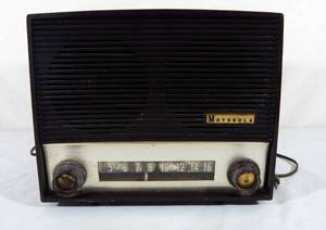 lot 82 image: Vintage Motorola AM Tabletop Tube Radio