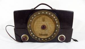 lot 84 image: Vintage Zenith AM FM Tabletop Tube Radio
