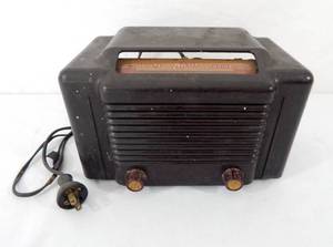 lot 86 image: Vintage Trav-Ler AM Tabletop Tube Radio