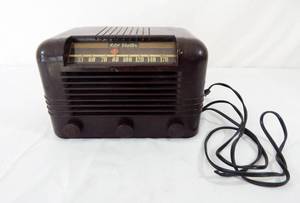 lot 87 image: Vintage RCA Victor Tabletop Tube Radio