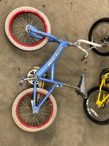 lot 30 image: (2) Kids Bicycles