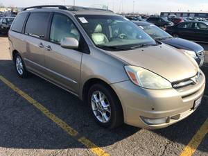 lot 18 image: 2004 Toyota Sienna XLE Limited
