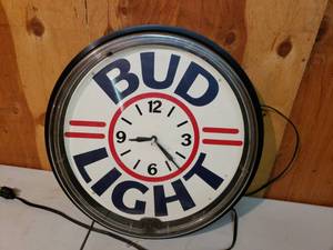 lot 2 image: Bud Light Beer Light and Clock Bar