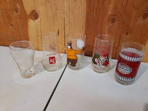 lot 8 image: 5 Soda Pop Collectible Glasses