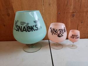 lot 22 image: Snack, Nut and Cig Stemware Shaped Bowls