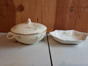 lot 4 image: Decorative Dishes Taylor Smith Taylor, Johson Bros