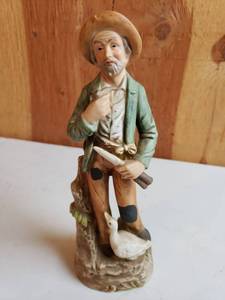 lot 33 image: Homco Man and Woman #1417
