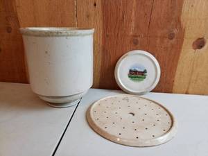 lot 37 image: Crockery Pieces
