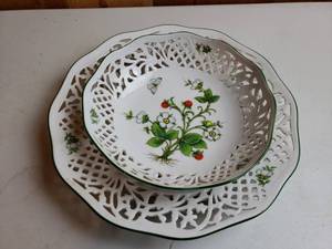 lot 42 image: Schumann Arzberg Wild Strawberry Plate and Boul