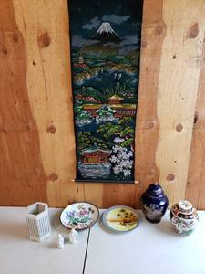 lot 43 image: Japanese Collectibles
