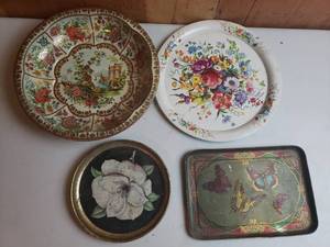 lot 49 image: 4 Collectible Tin Decorations