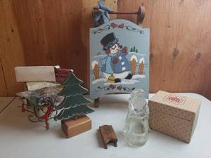 lot 55 image: Christmas Decorations