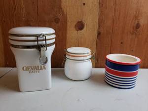 lot 72 image: 2 Containers and Bowl