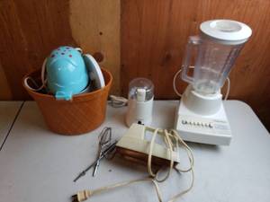 lot 74 image: 4 Small Appliances Rival Ice Cream Maker