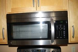 lot 3 image: Microwave