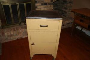 lot 7 image: Vintage Metal Cabinet On Wheels