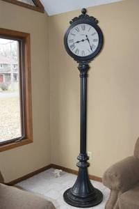 lot 25 image: Large Clock