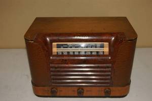lot 38 image: Philco Radio